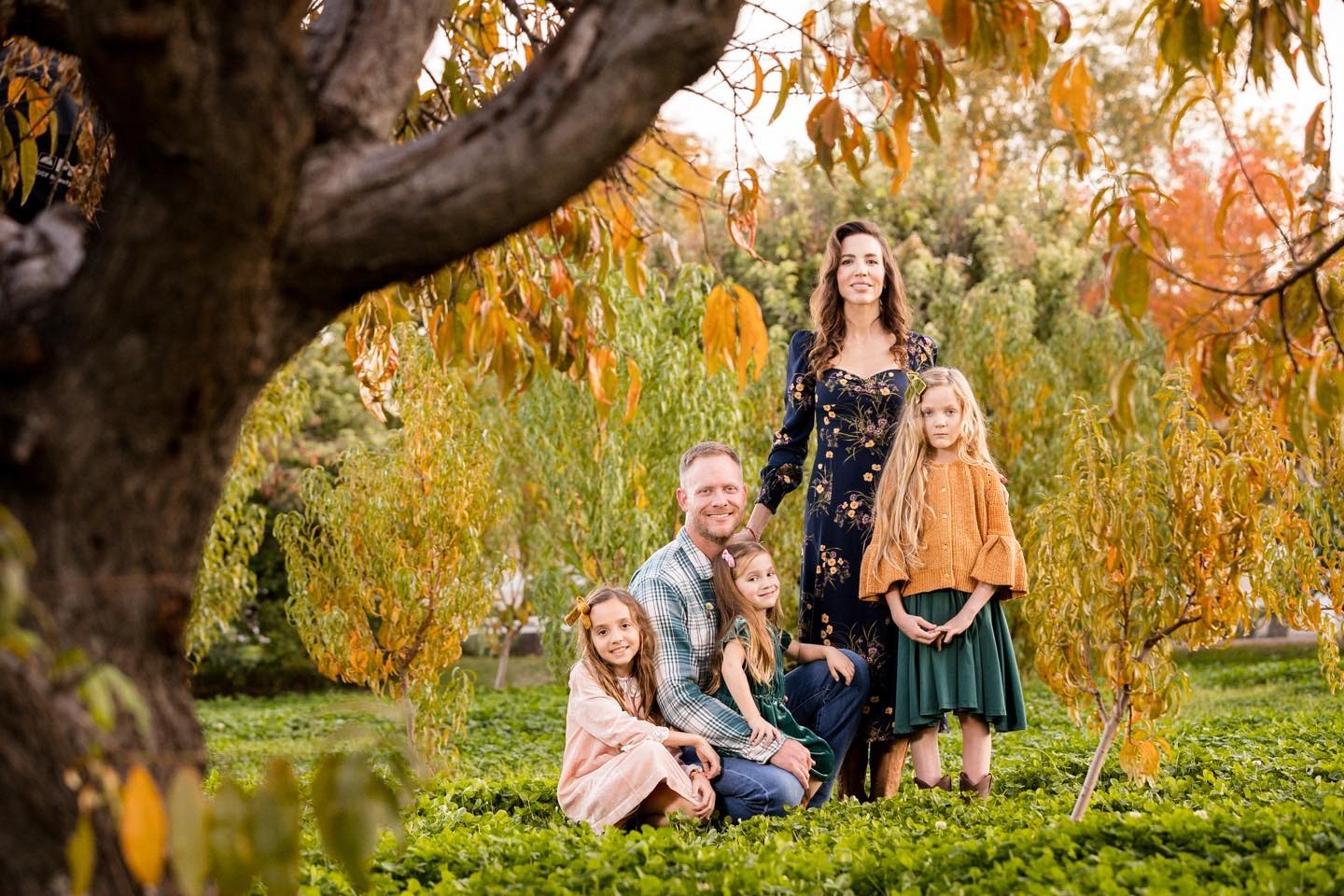 This one is a little bit like a where’s Waldo book. Except you are to find the light source that is making all that beautiful light on this beautiful family. @profotousa #profotoB10 @canonusa #canoneosr
